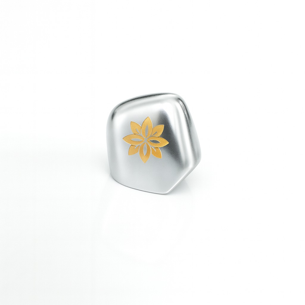 Picture of White gold tooth with flower