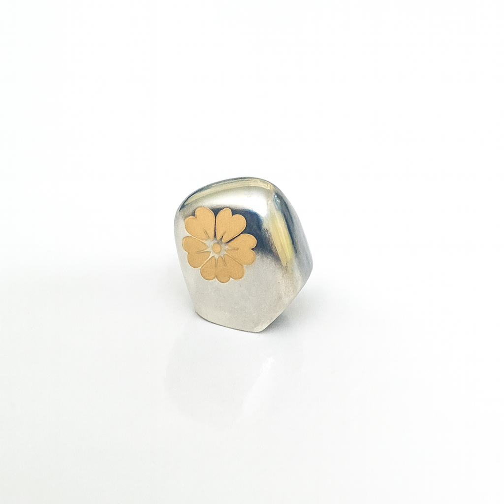 Picture of White gold tooth with flower