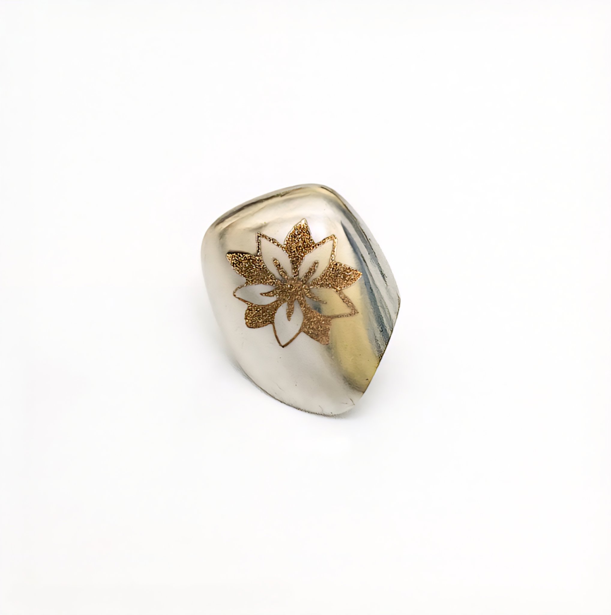 Picture of White gold tooth with flower